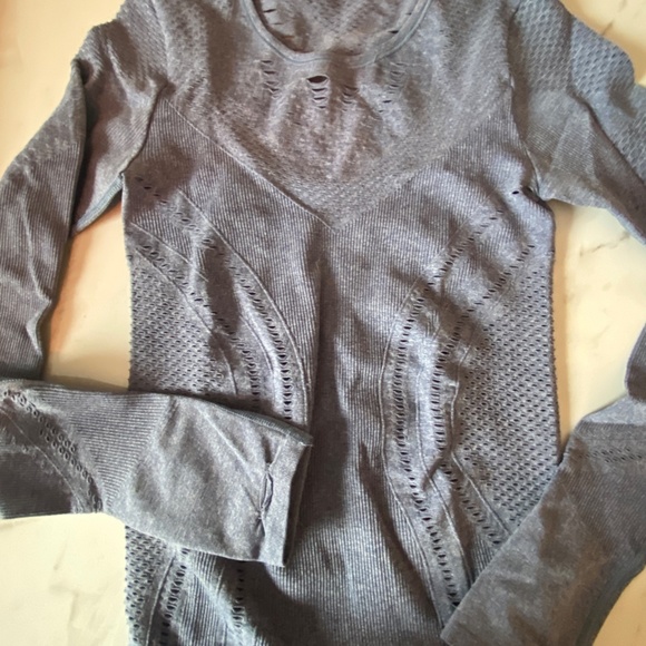 Alo Yoga Fitted Top - Picture 3 of 3